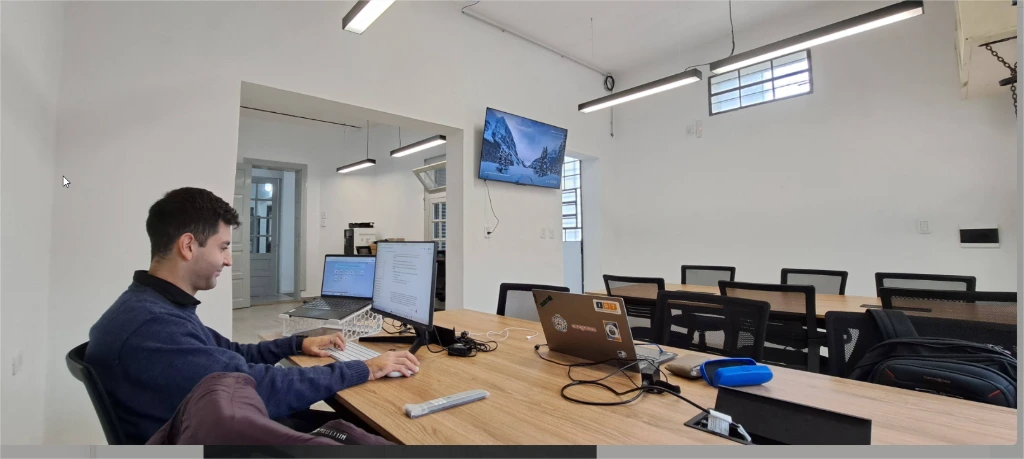 Persona trabajando en eBiz Coworking